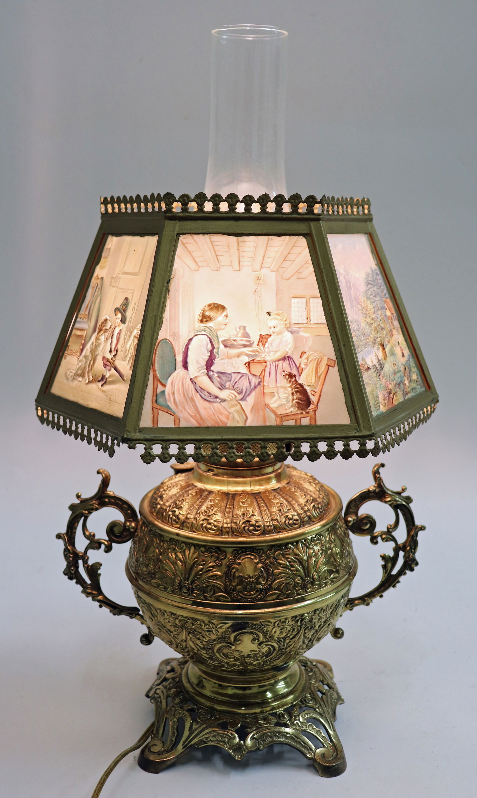 LITHOPANE SHADE OIL LAMP (1 of 5)