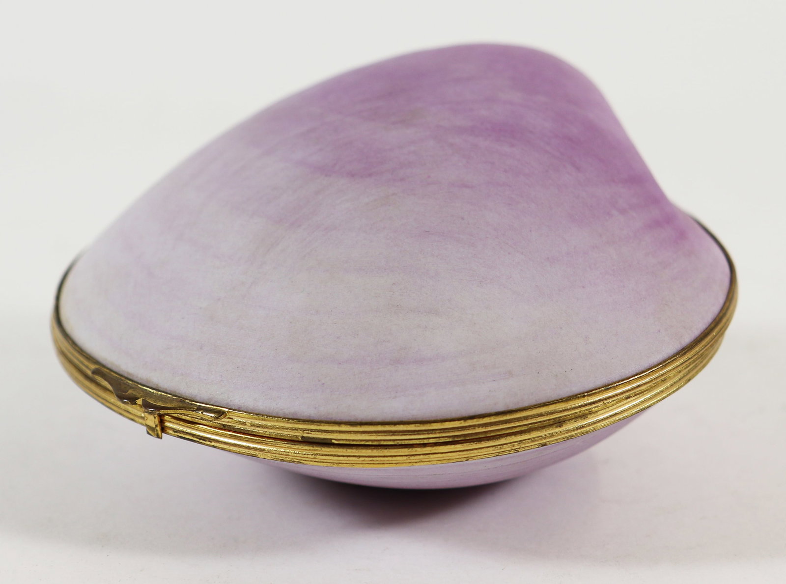 LIMOGES PEINT MAIN CLAM SHELL BOX WITH A PEARL (1 of 3)