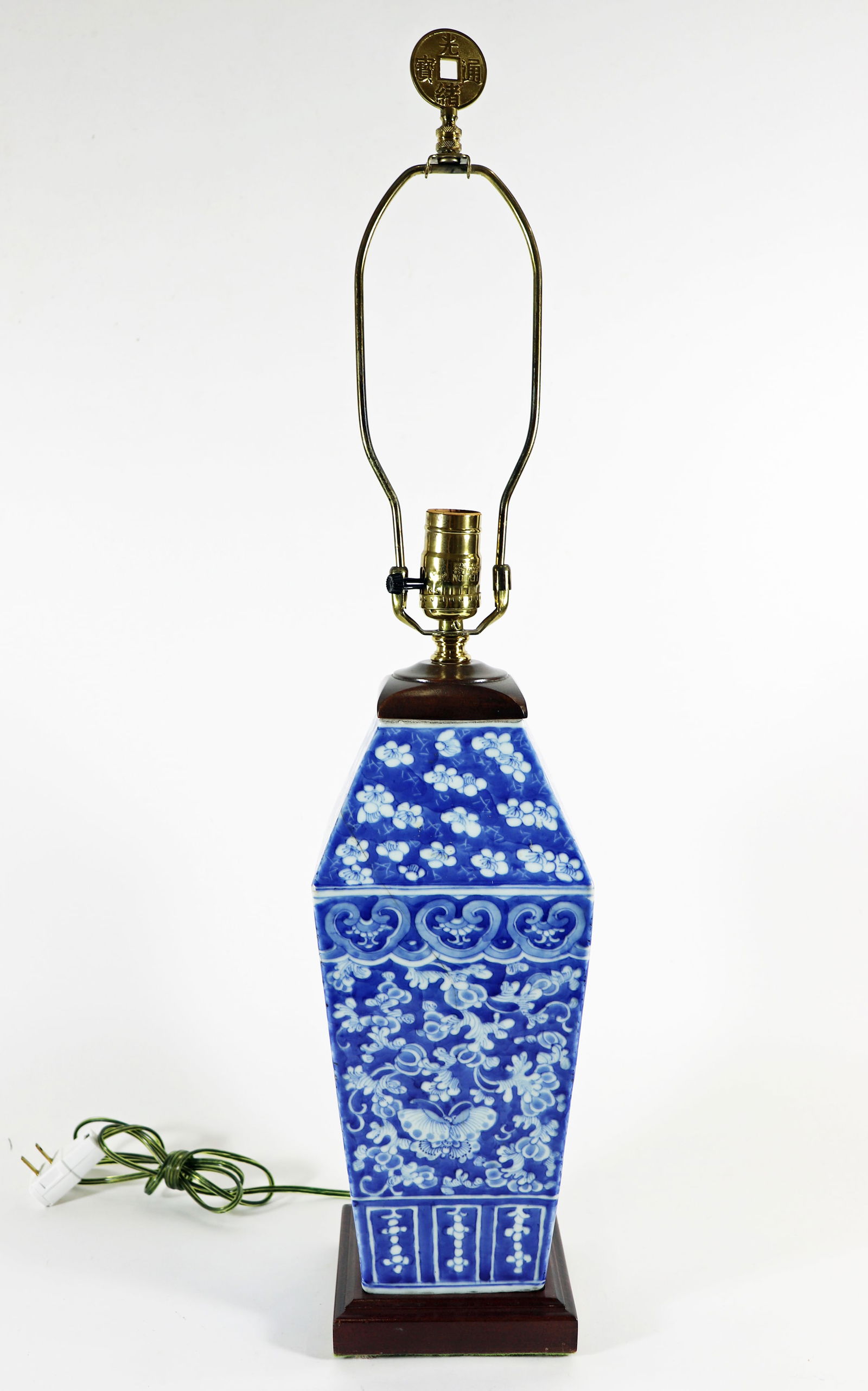 CHINESE BLUE & WHITE TABLE LAMP (1 of 2)