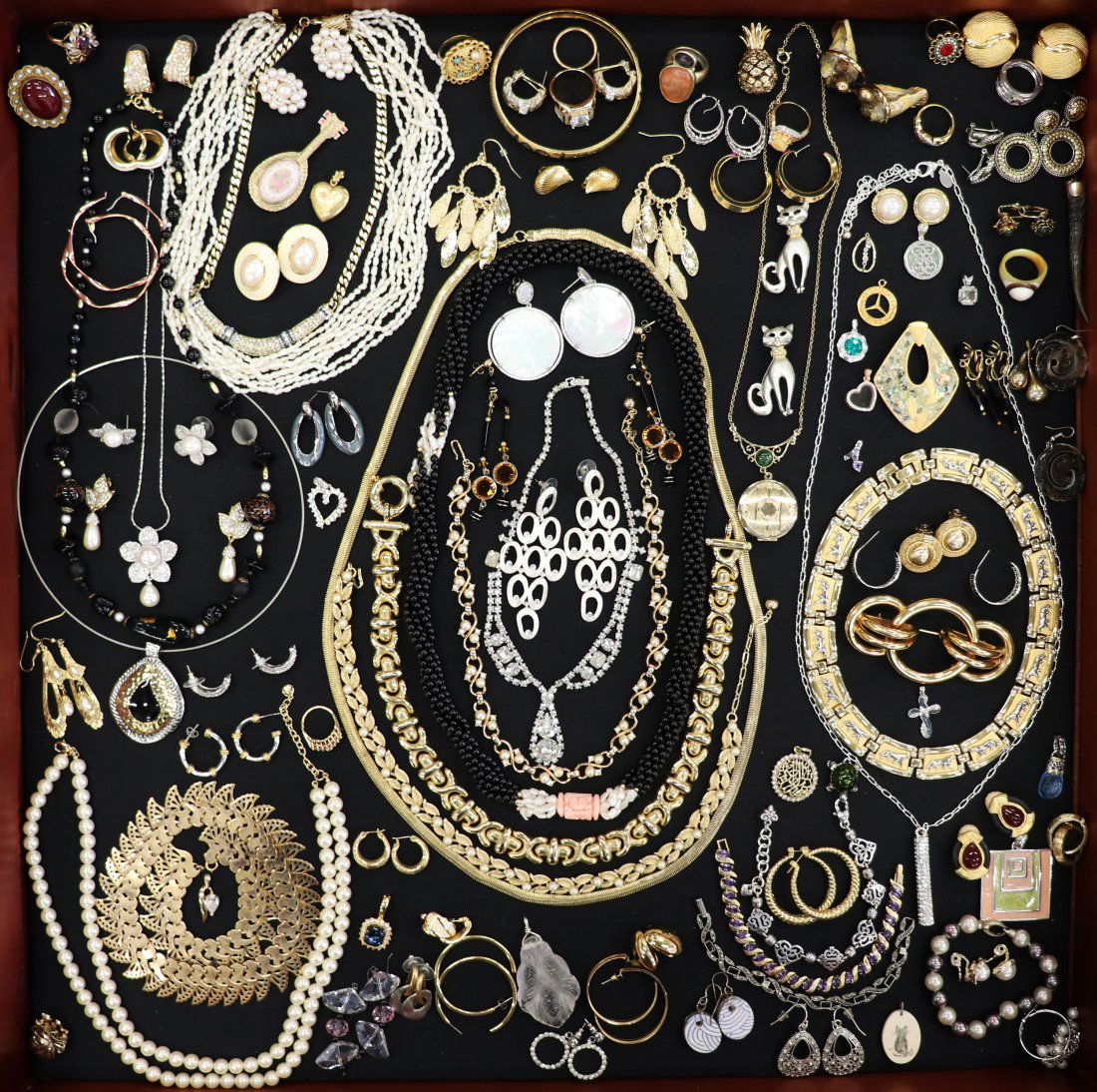 VINTAGE COSTUME JEWELRY COLLECTION (1 of 7)