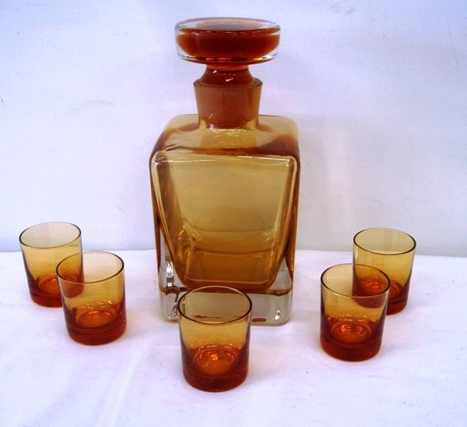 VINTAGE AMBER GLASS DECANTER CORDIAL SET: Nice heavy 9" amber glass decanter with 5 shot glasses that measure 2-1/3".