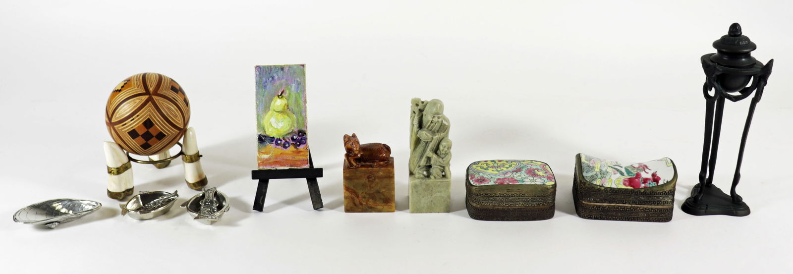 COLLECTION OF ASSORTED TRAVELING TRINKETS (1 of 3)