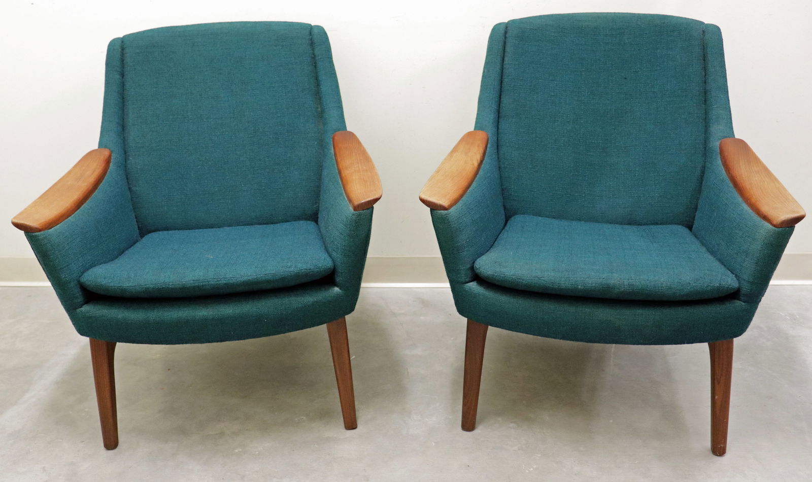 (2) MODERN LH HIELLE ARMCHAIRS (1 of 5)