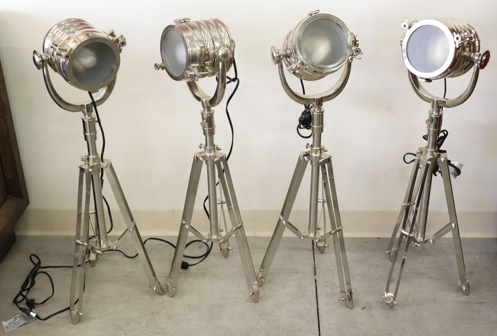 (4) TRIPOD SEARCHLIGHT LAMPS (1 of 4)