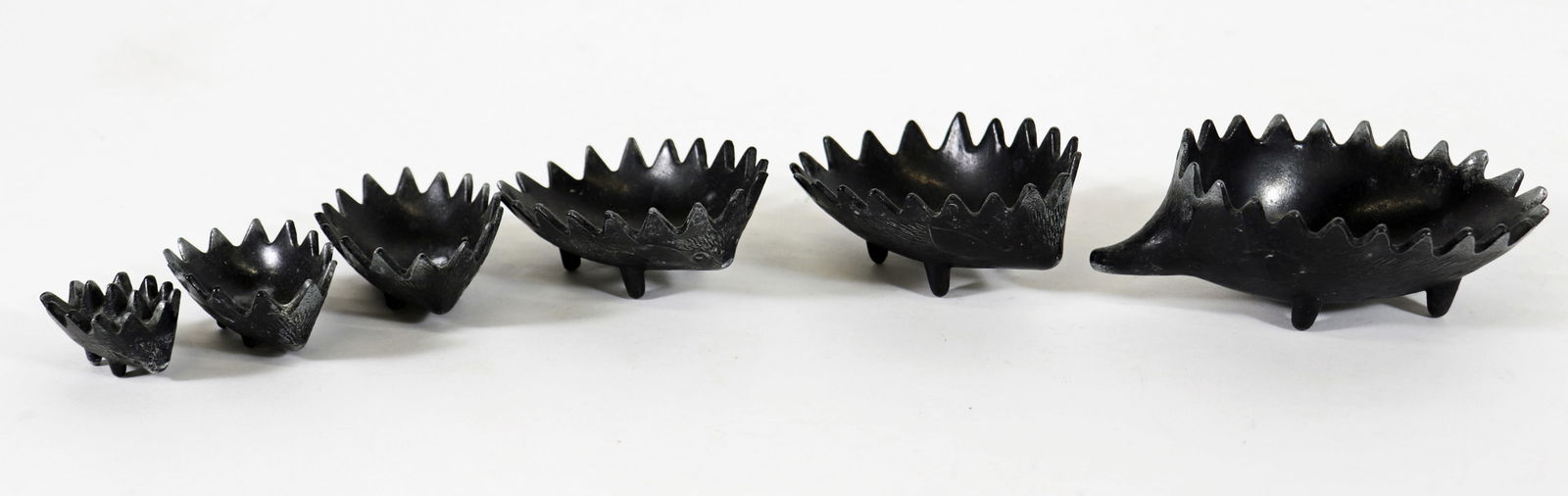 VINTAGE STACKING HEDGEHOG ASHTRAYS (1 of 5)