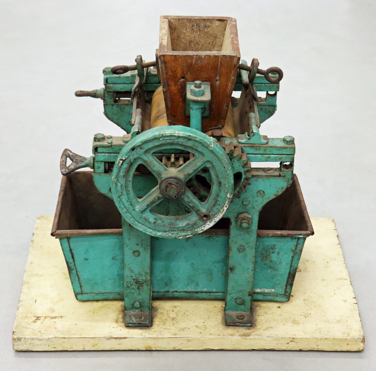 ANTIQUE CAST IRON SUGAR CANE EXTRACTOR (1 of 3)