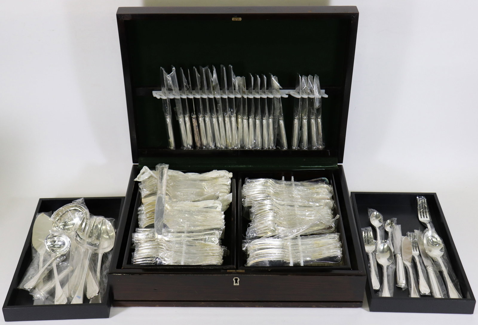 130 PIECE ST. JAMES SILVERWARE - SERVICE FOR 12: Complete silverpalte flatware set including (12) dinner forks, (12) salad forks, (12) dessert forks, (12) steak knives, (12) knives, (12) butter knives, (12) soup spoons, (12) teaspoons, (12) dessert 