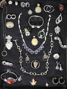 VINTAGE STERLING SILVER JEWELRY: An assortment of vintage sterling silver jewelry to include bracelets, earrings, necklaces, brooches, rings, Mexican silver and more. All marked 925 or sterling. Total weight 426 g.