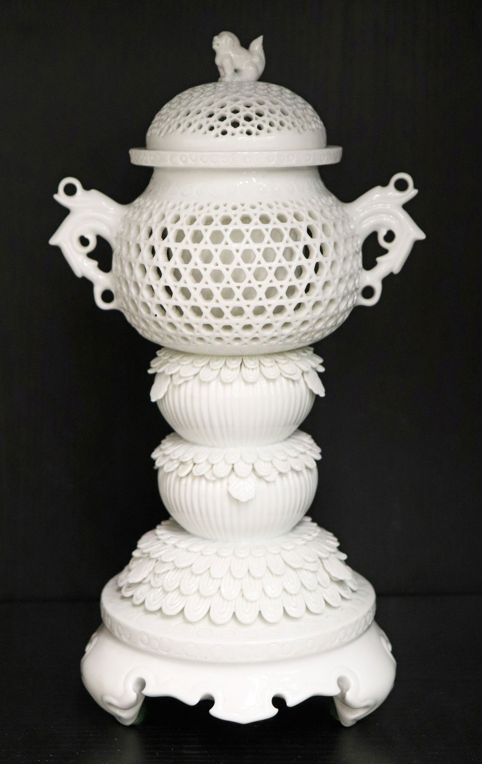 JAPANESE HIRADO RETICULATED COVERED CENSER KORO (1 of 6)