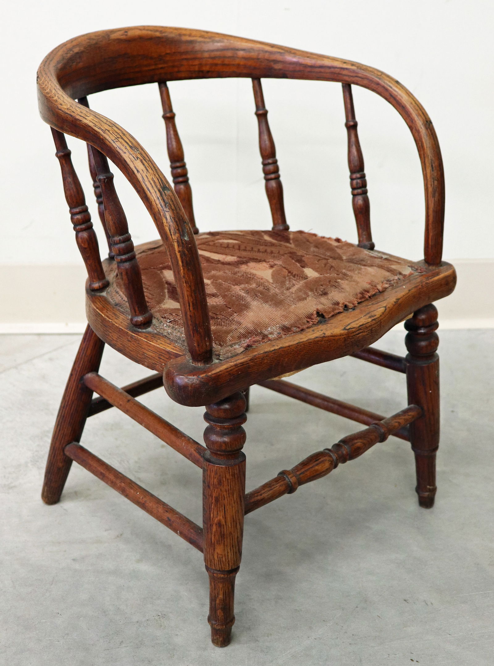 ANTIQUE CHILD'S WINDSOR BARREL BACK CHAIR (1 of 3)