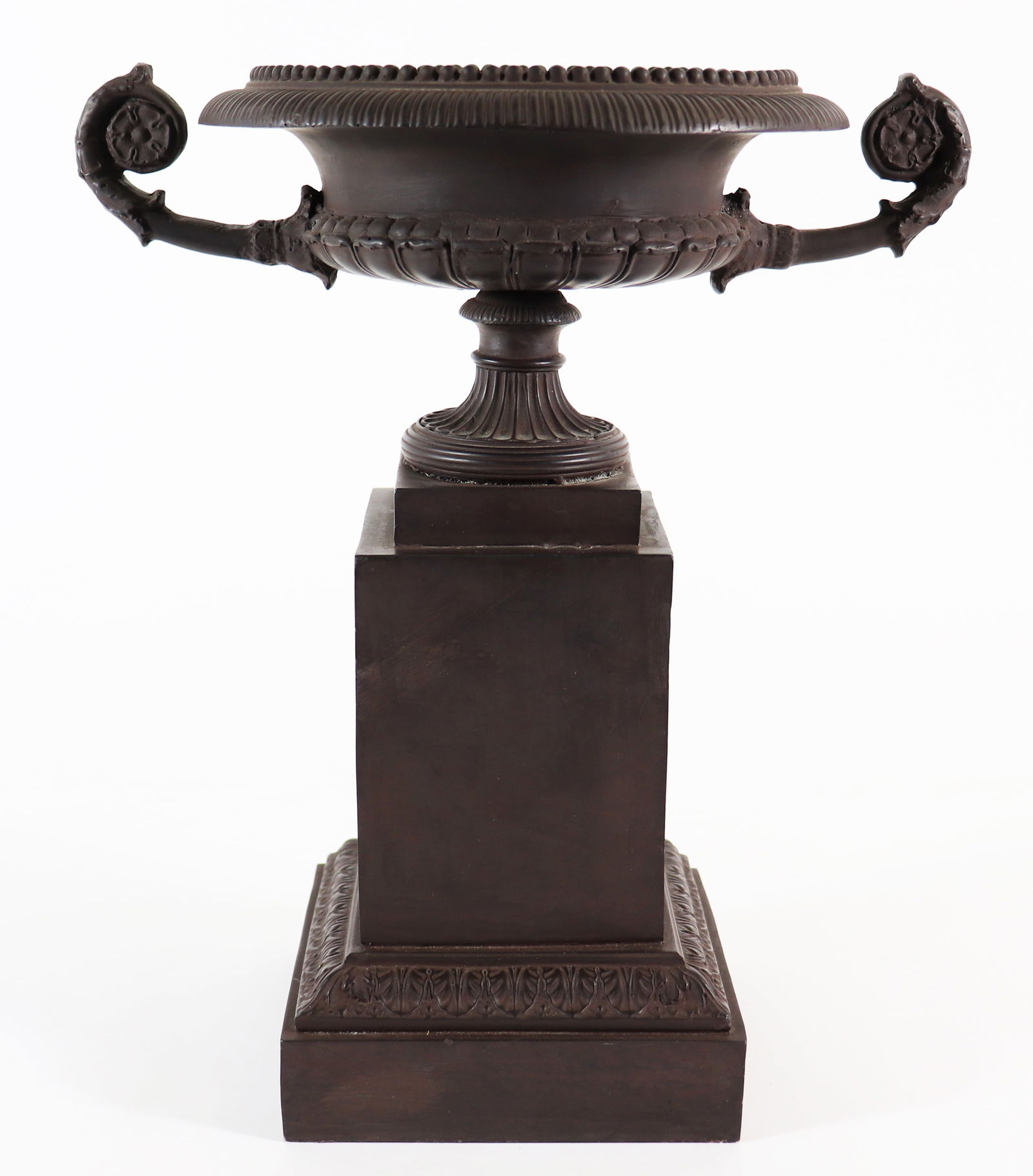 CLASSICAL STYLE TAZZA ON STAND (1 of 3)