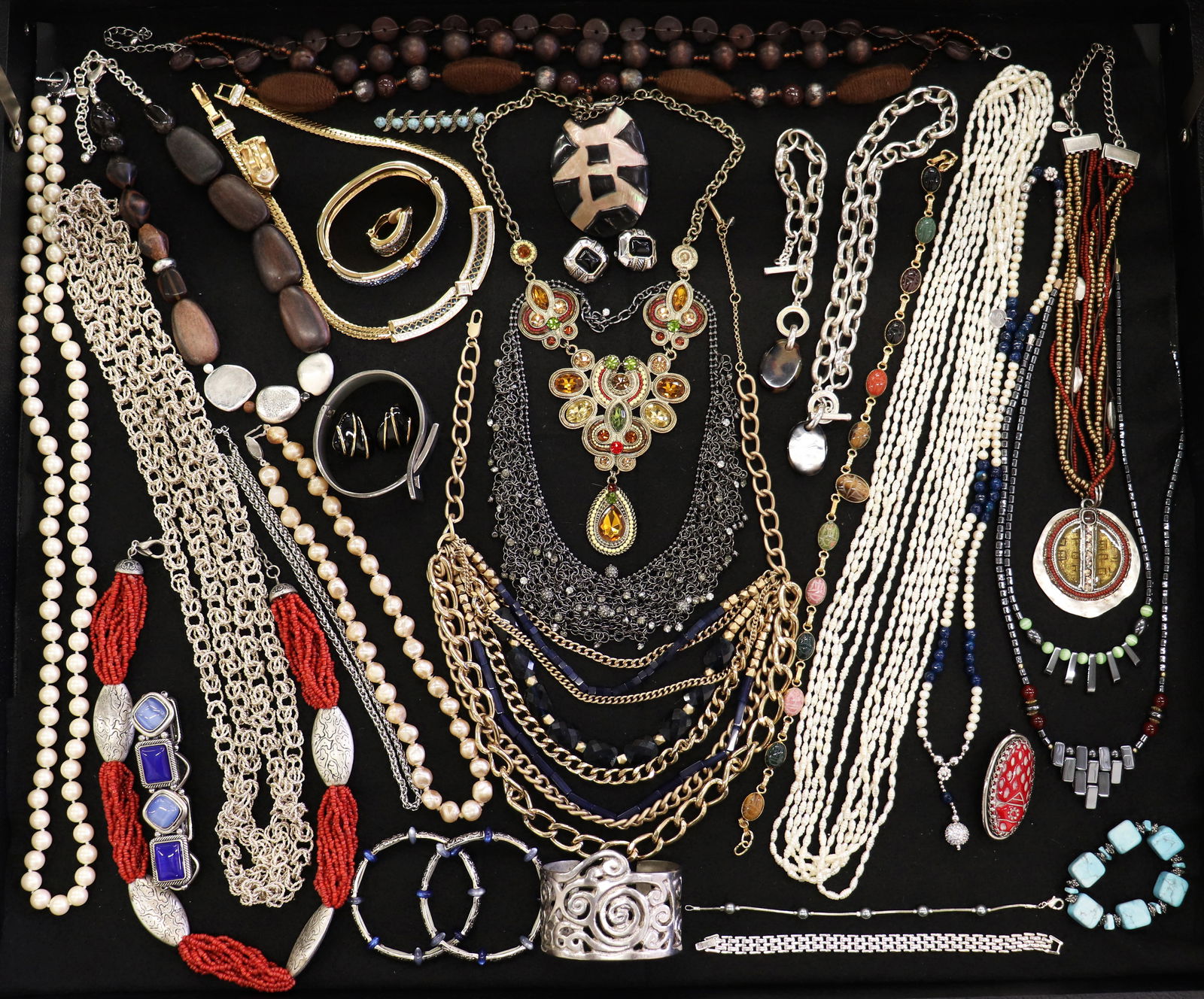 30+ COSTUME JEWELRY, KENNETH COLE, CHICO'S, ETC: Costume jewelry lot, over 30 pieces, some vintage and some funky fun pieces, bracelets, necklaces, brooches, freshwater rice pearls, etc and includes names such as Kenneth Cole, Chico's, Monet, Swarov
