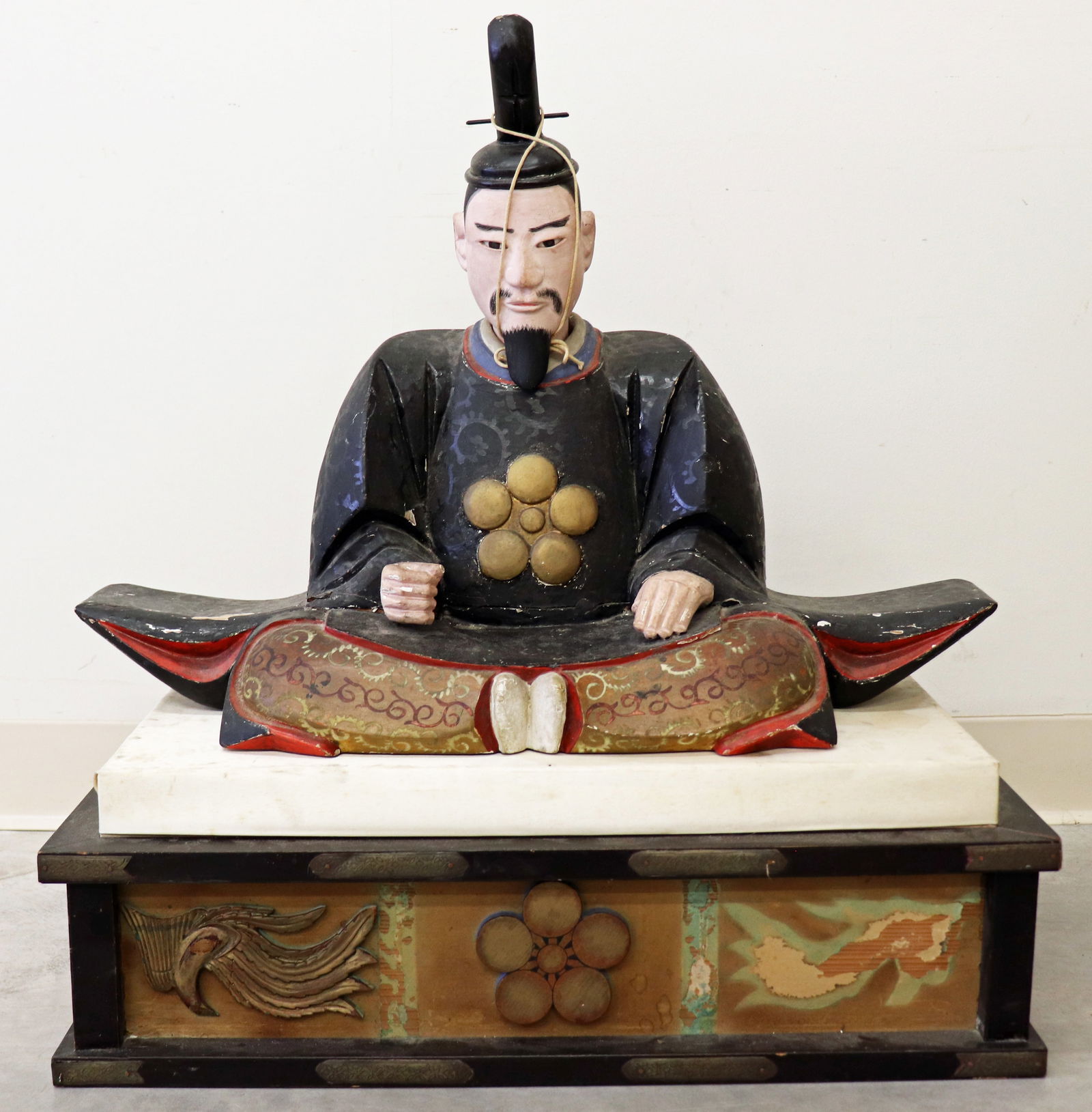 JAPANESE LACQURED WOOD DAIMYO FIGURE & STAND (1 of 4)