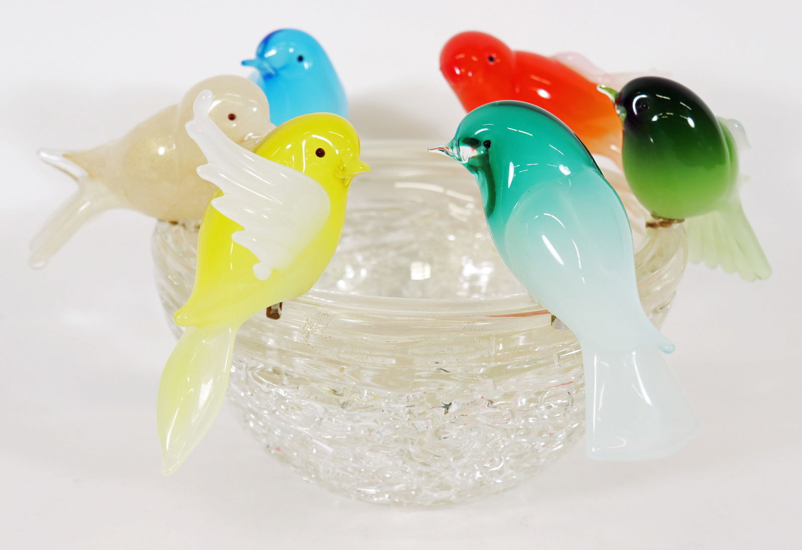 GIULIANO TOSI MURANO GLASS "BIRD BATH" SCULPTURE: This art glass "Bird Bath" bowl sculpture is signed by Master Murano Glass artist Giuliano Tosi. It has a crackled gold fleck bowl with a set of 6 colorful birds perched along with edge. (Red bird