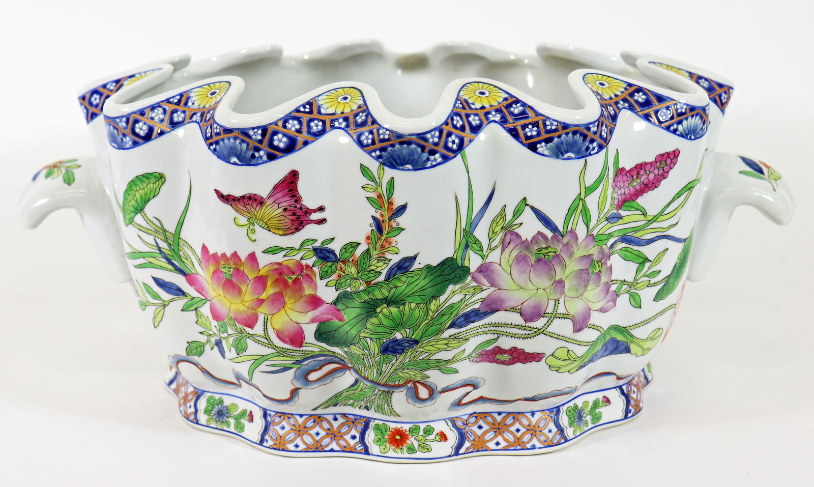 LARGE CHINESE PORCELAIN TOBACCO LEAF CACHEPOT: Large Chinese porcelain centerpiece cachepot with koi fish interior. Measures 20" x 13" x 9".