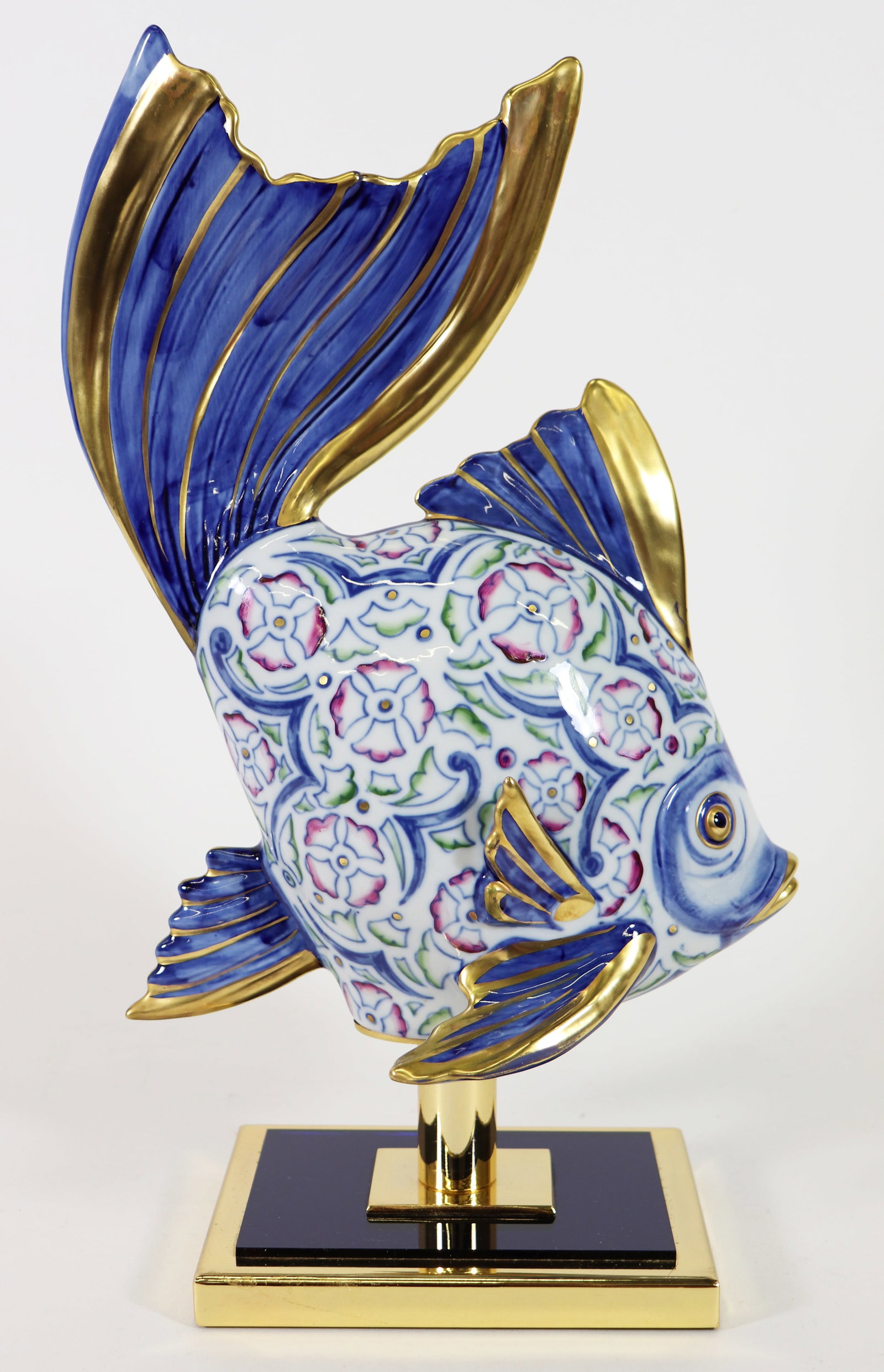 MANIFFATURA ARTISTICA ITALIAN FISH SCULPTURE: Manifattura Artistica Le Porcellane Italian multi color painted porcelain fish sculpture. Measures 14.75" tall 6" x 5" wide.