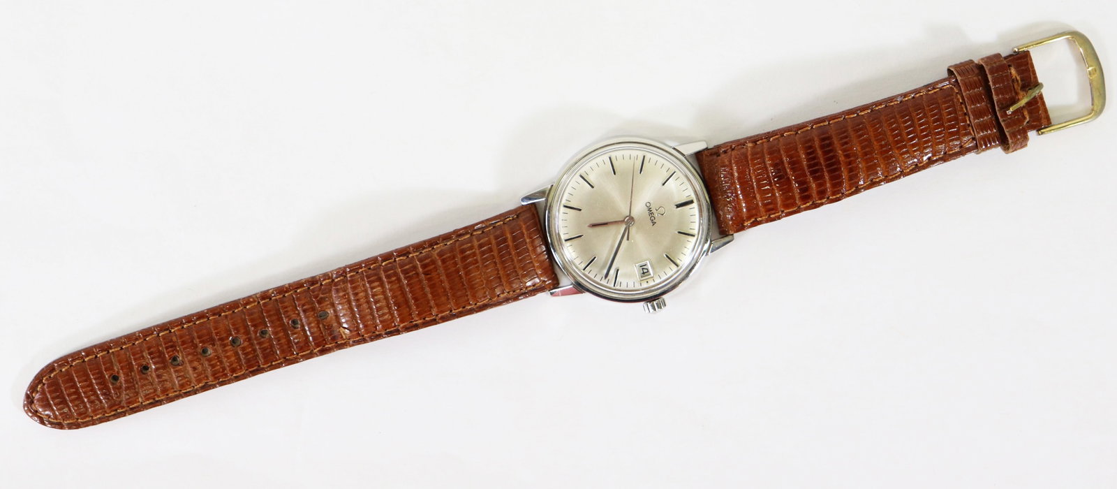 VINTAGE OMEGA GENEVE MANUAL WIND WATCH: A vintage men's Omega manual wind watch that dates around the 1960's. The case measures approx 34mm. It is in working condition.