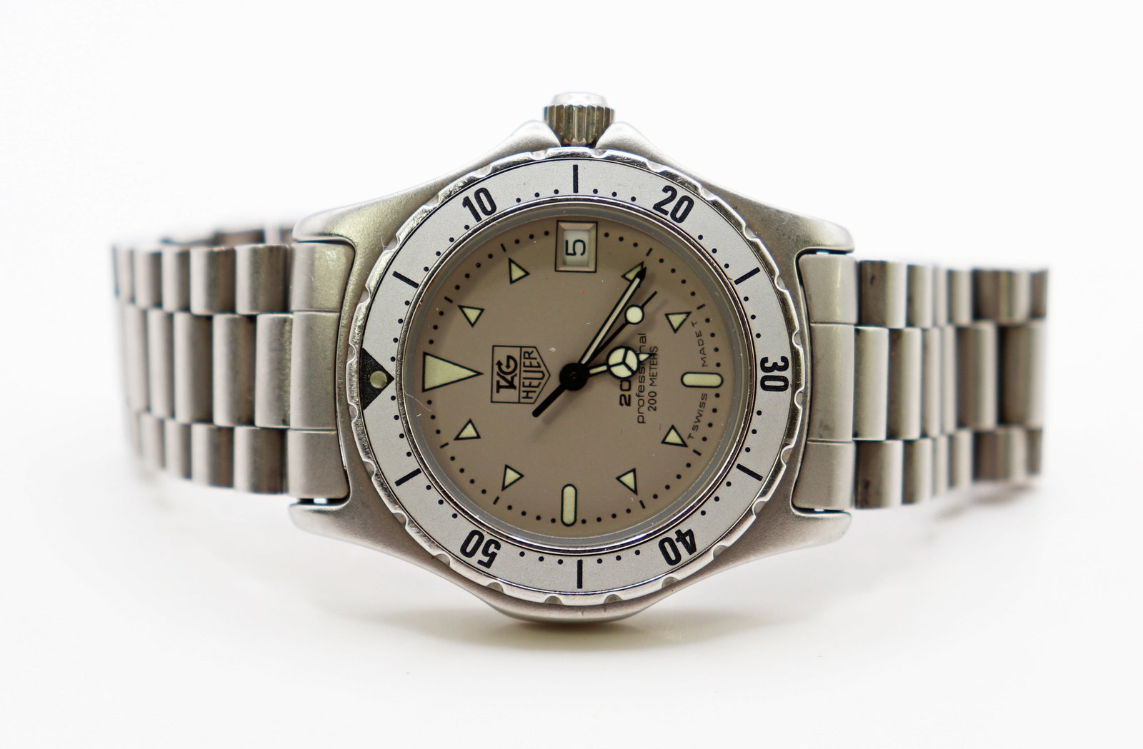 TAG HEUER 2000 PROFESSIONAL WRISTWATCH: A vintage Tag Heuer 2000 Professional 973.013 watch. 35mm quartz movement. Working condition. Fits a 7" wrist.