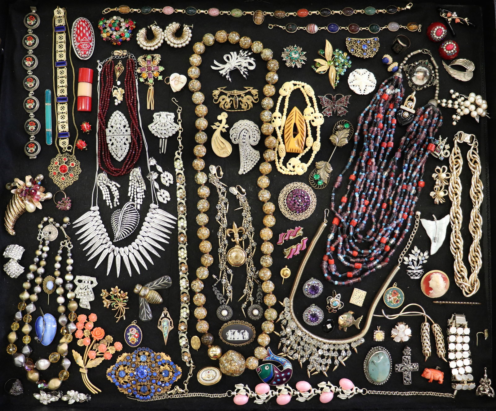 VINTAGE COSTUME JEWERLY COLLECTION (1 of 5)