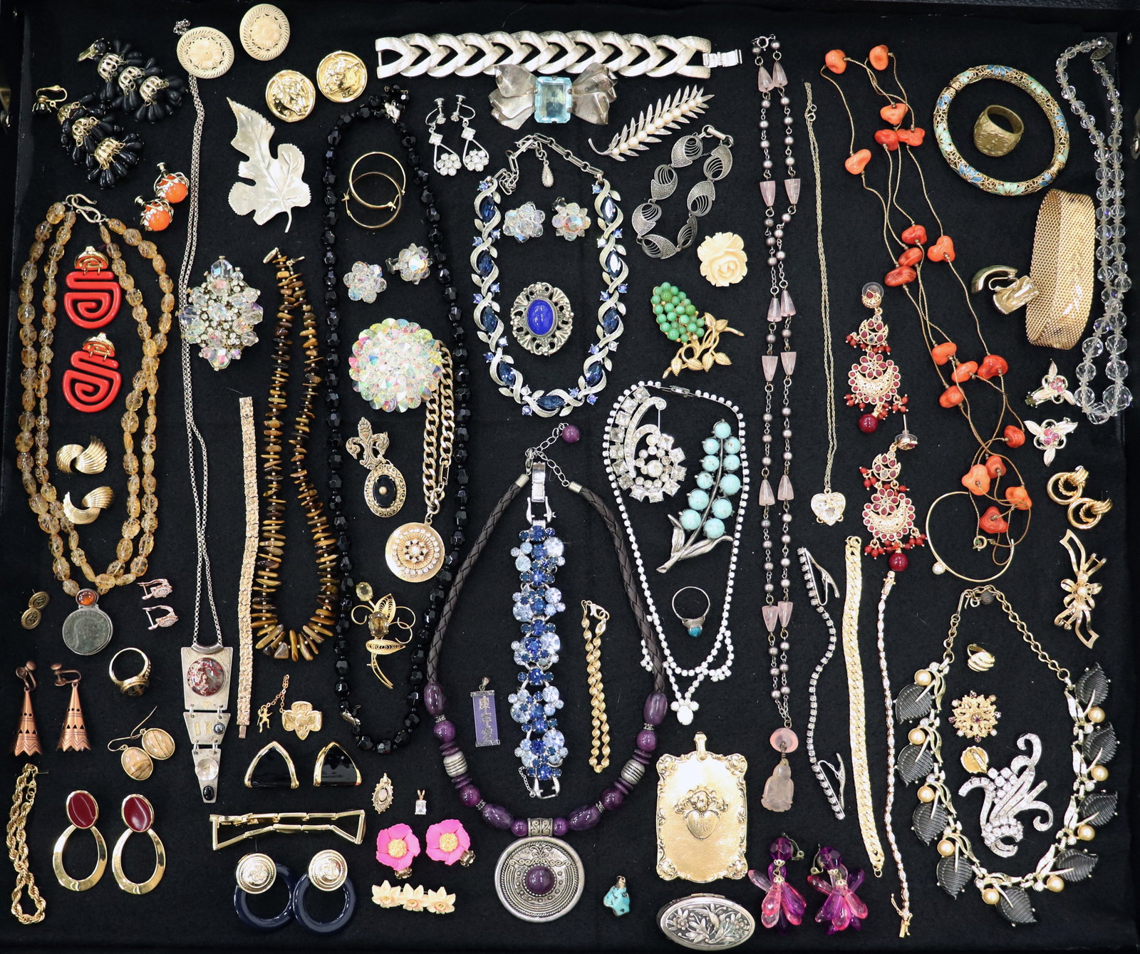 (100+) VINTAGE COSTUME JEWELRY COLLECTION: Unique vintage costume jewelry collection of over 100 pieces includes necklaces, bracelets, earrings, rings, pendants and more.