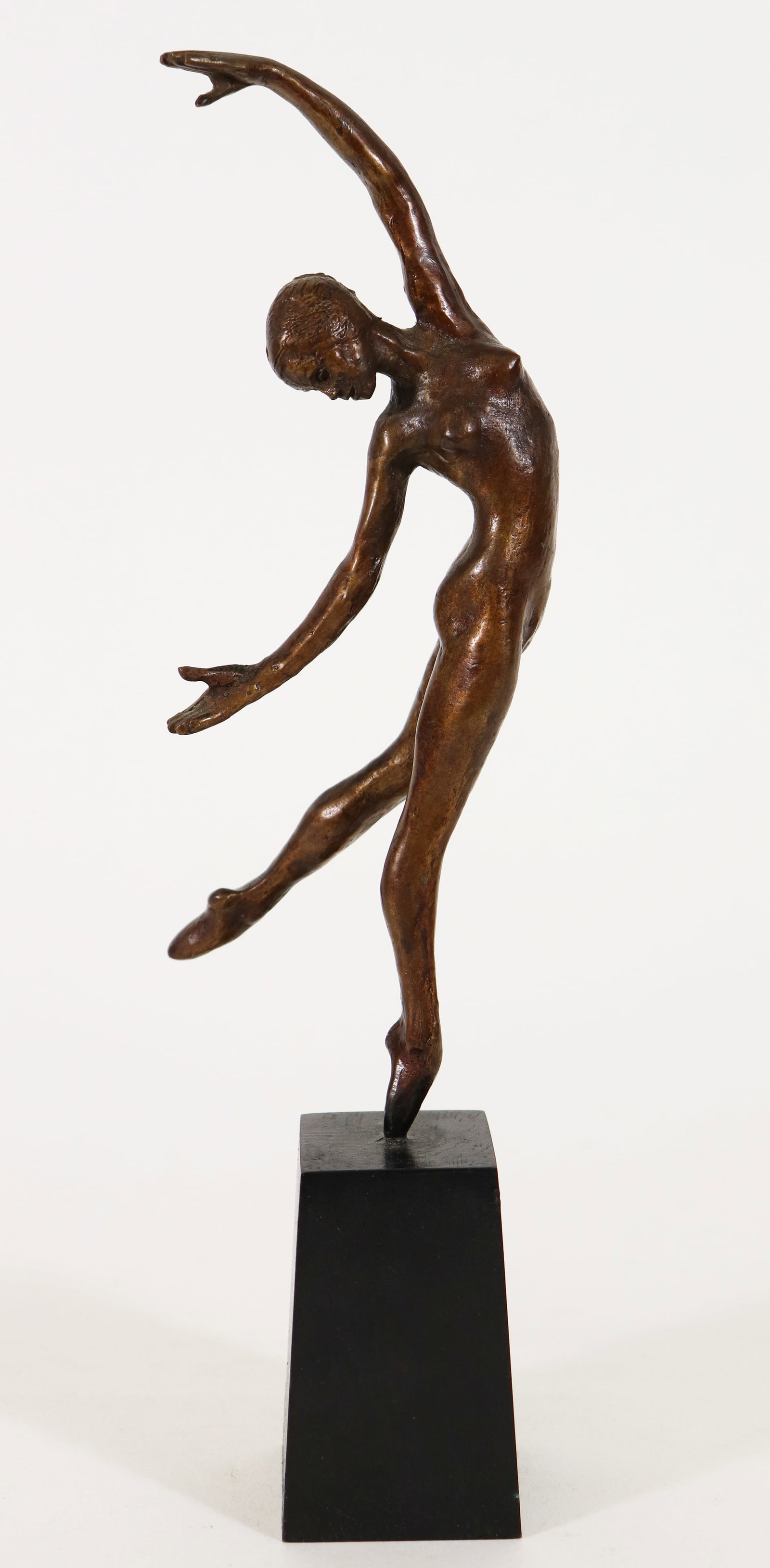 TOM MERRIFIELD DANCER SCULPTURE: A ballerina on pointe dancer bronze sculpture on pedestal by artist Tom Merrifield, (1932-2021) signed and numbered 38/10, measures 10 3/4" x 4" x 2 1/2" .