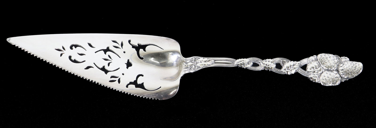 TIFFANY & CO STAWBERRY VINE STERLING PIE SERVER (1 of 5)