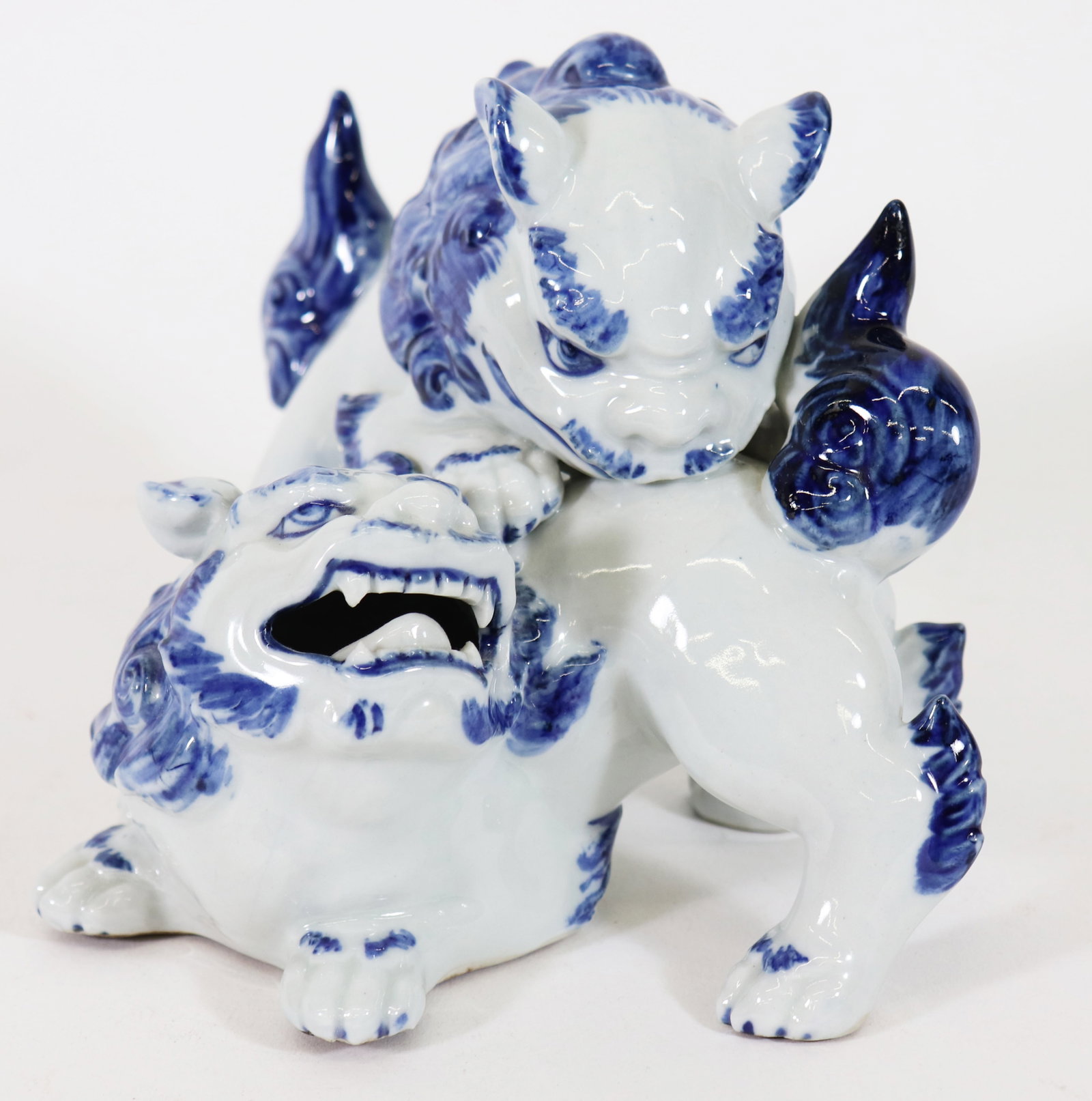 JAPANESE PORCELAIN FIGHTING FOO DOGS FIGURINE (1 of 5)