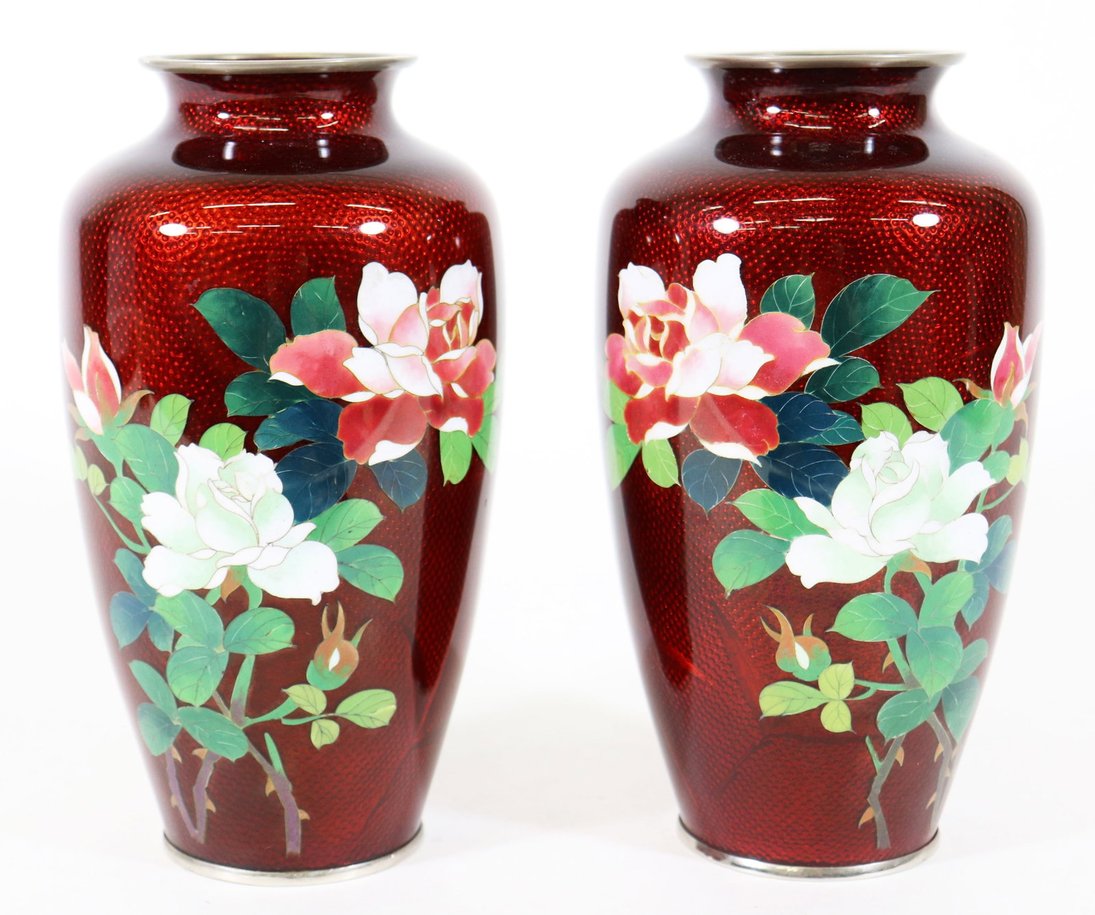 (2) JAPANESE RED GINBARI FLORAL VASES: Pair of Japanese red ginbari vases with flowers. 7.25" tall.