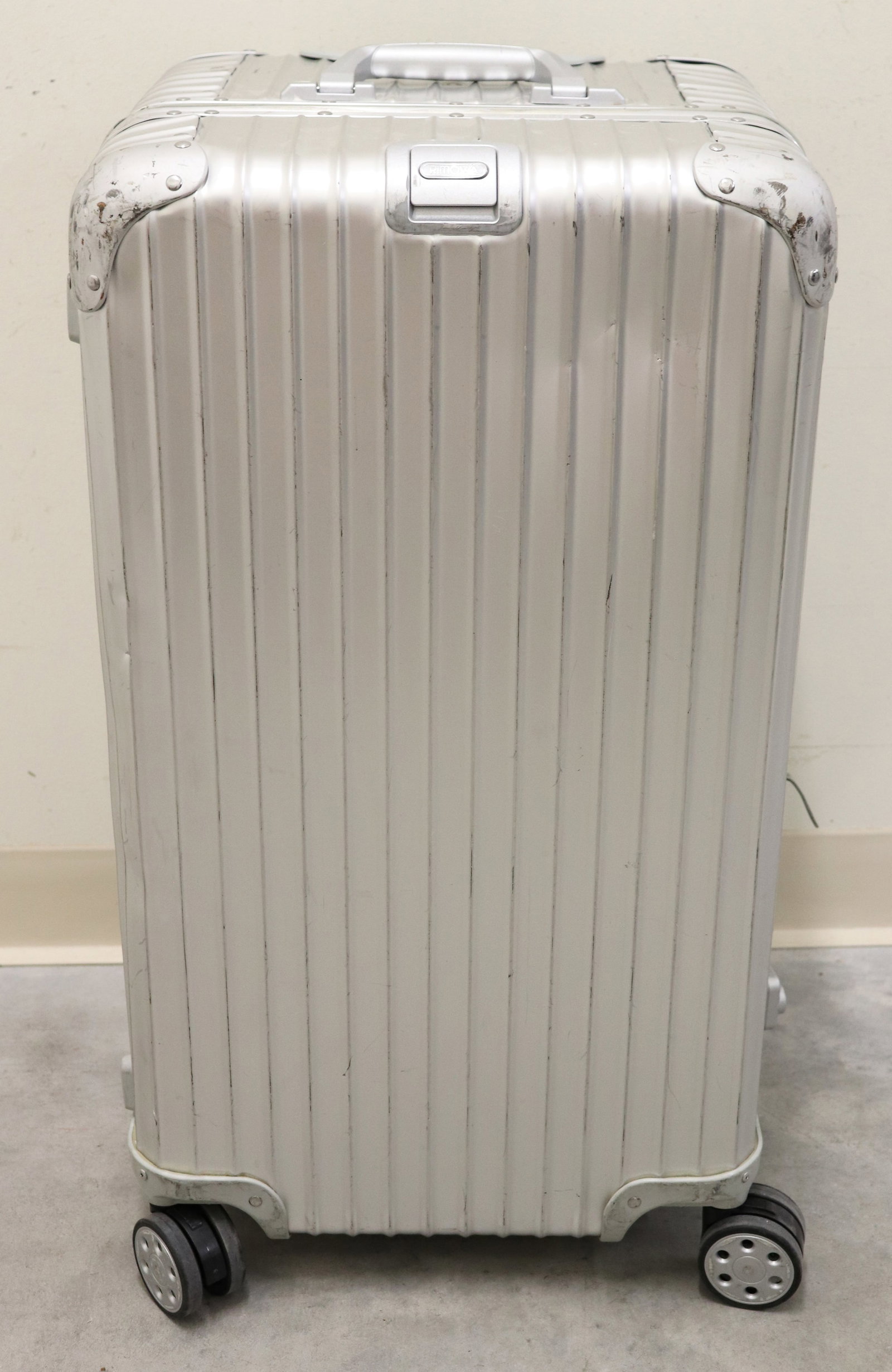 RIMOWA ORIGINAL ESSENTIAL TRUNK SUITCASE 28": A Rimowa original essential trunk aluminum suitcase with multi-wheel (spinner) wheel system. Measures approximately 28" x 13.5" x 15". Made in Canada. Numbered 9237500400/0009215. Age related wear, ex