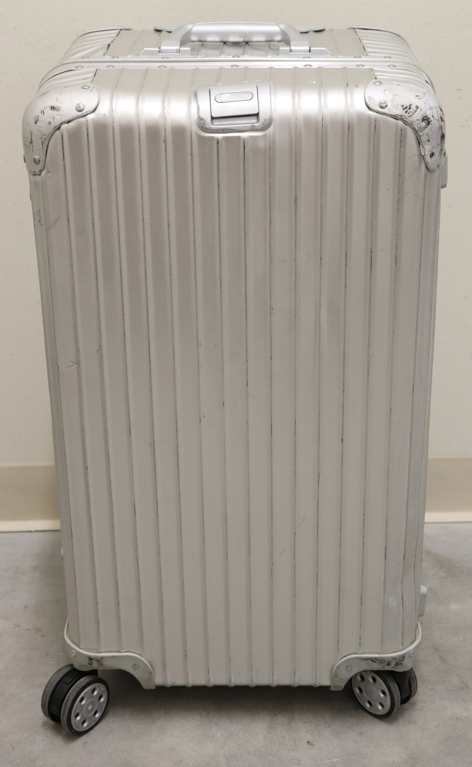 RIMOWA ORIGINAL ESSENTIAL TRUNK SUITCASE 28": A Rimowa original essential trunk aluminum suitcase with multi-wheel (spinner) wheel system. Measures approximately 28" x 13.5" x 15". Made in Canada. Numbered 9207500400/0660715. Age related wear, ex