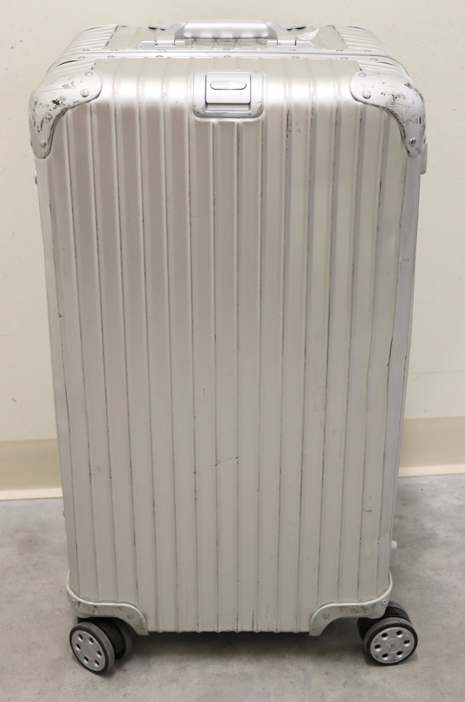 RIMOWA ORIGINAL ESSENTIAL TRUNK SUITCASE 28": A Rimowa original essential trunk aluminum suitcase with multi-wheel (spinner) wheel system. Measures approximately 28" x 13.5" x 15". Made in Canada. Numbered 9207500400/0660615. Age related wear, ex