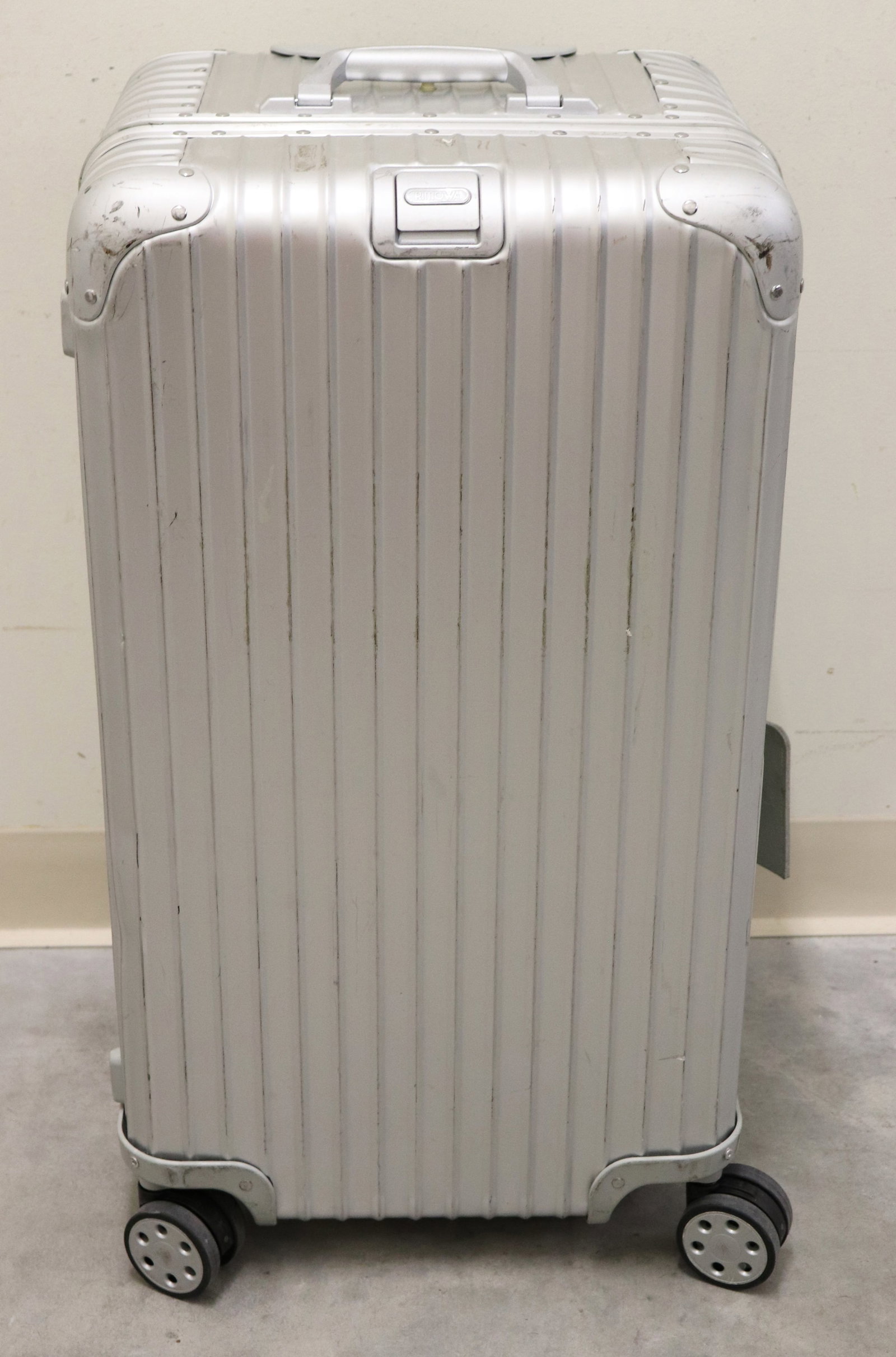 RIMOWA ORIGINAL ESSENTIAL TRUNK SUITCASE 28": A Rimowa original essential trunk aluminum suitcase with multi-wheel (spinner) wheel system. Measures approximately 28" x 13.5" x 15". Made in Canada. Numbered 9237500402/1309316. Age related wear, ex