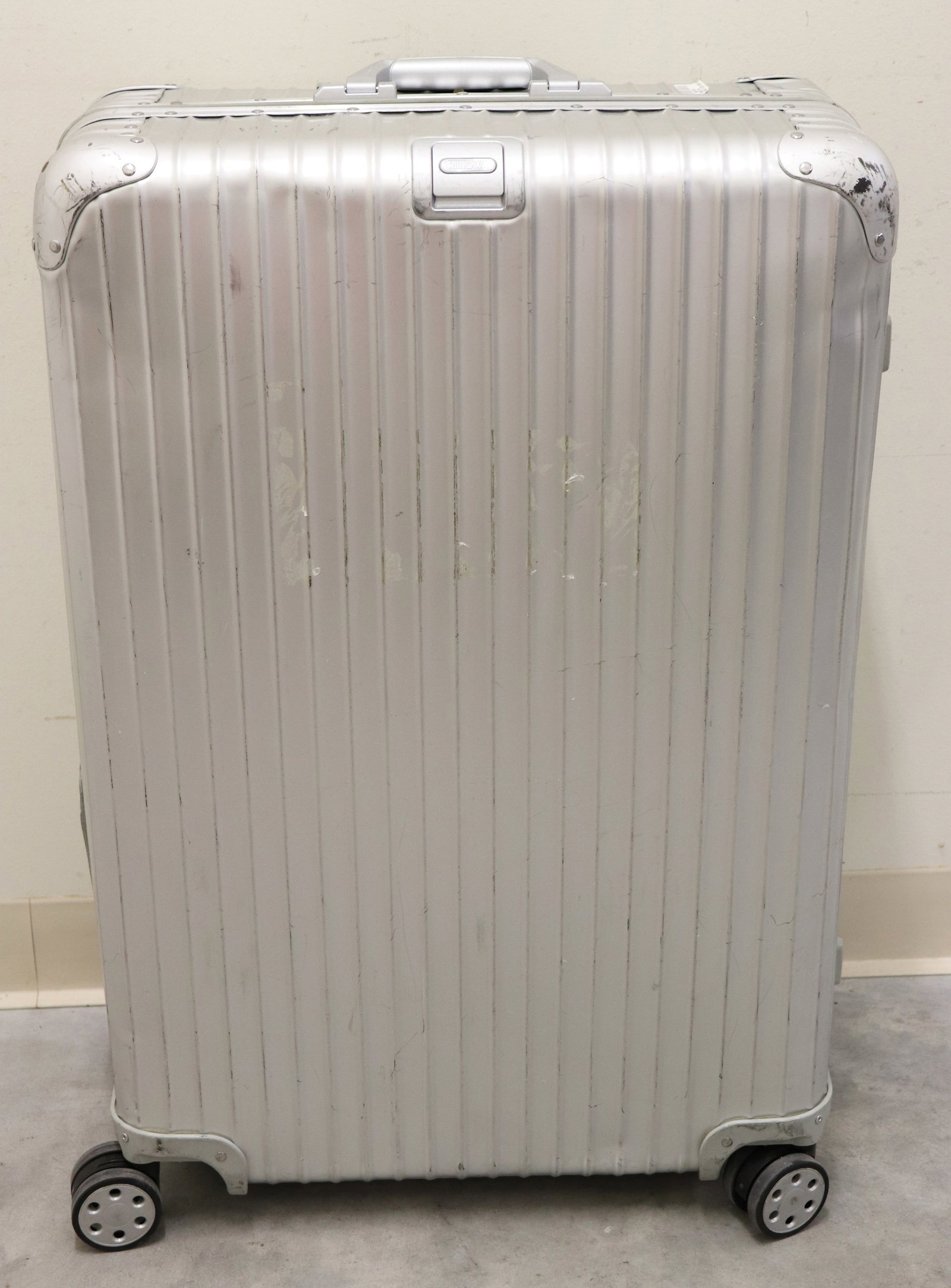 RIMOWA ORIGINAL LARGE ALUMINUM SUITCASE 31": A Rimowa large check in aluminum suitcase with multi-wheel (spinner) wheel system. Measures approximately 31" x 20" x10". Made in Canada. Numbered 920 7700 402 / 0375714. Age related wear, exterior sc