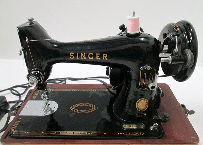 VINTAGE SINGER 99 SEWING MACHINE: Electric sewing machine from 1955 with serial number AM046261. Comes with hard case.