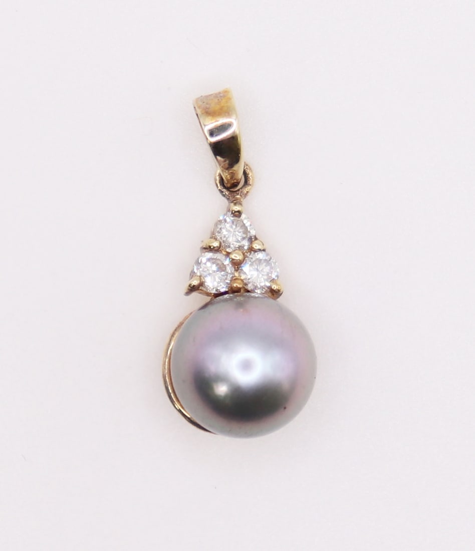 14K TAHITIAN PEARL & DIAMOND PENDANT: 14KT Yellow gold pendant with round Tahitian pearl and (3) diamond accents. Measures 3/4"