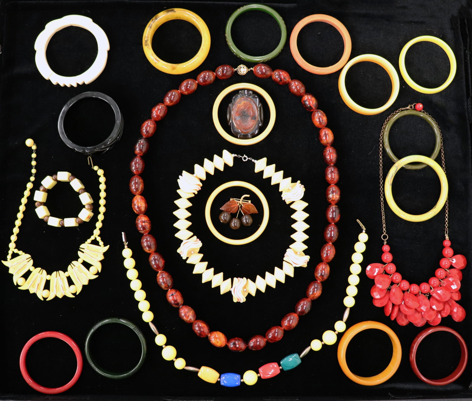 VINTAGE COSTUME JEWELRY BAKELITE & MORE (1 of 4)