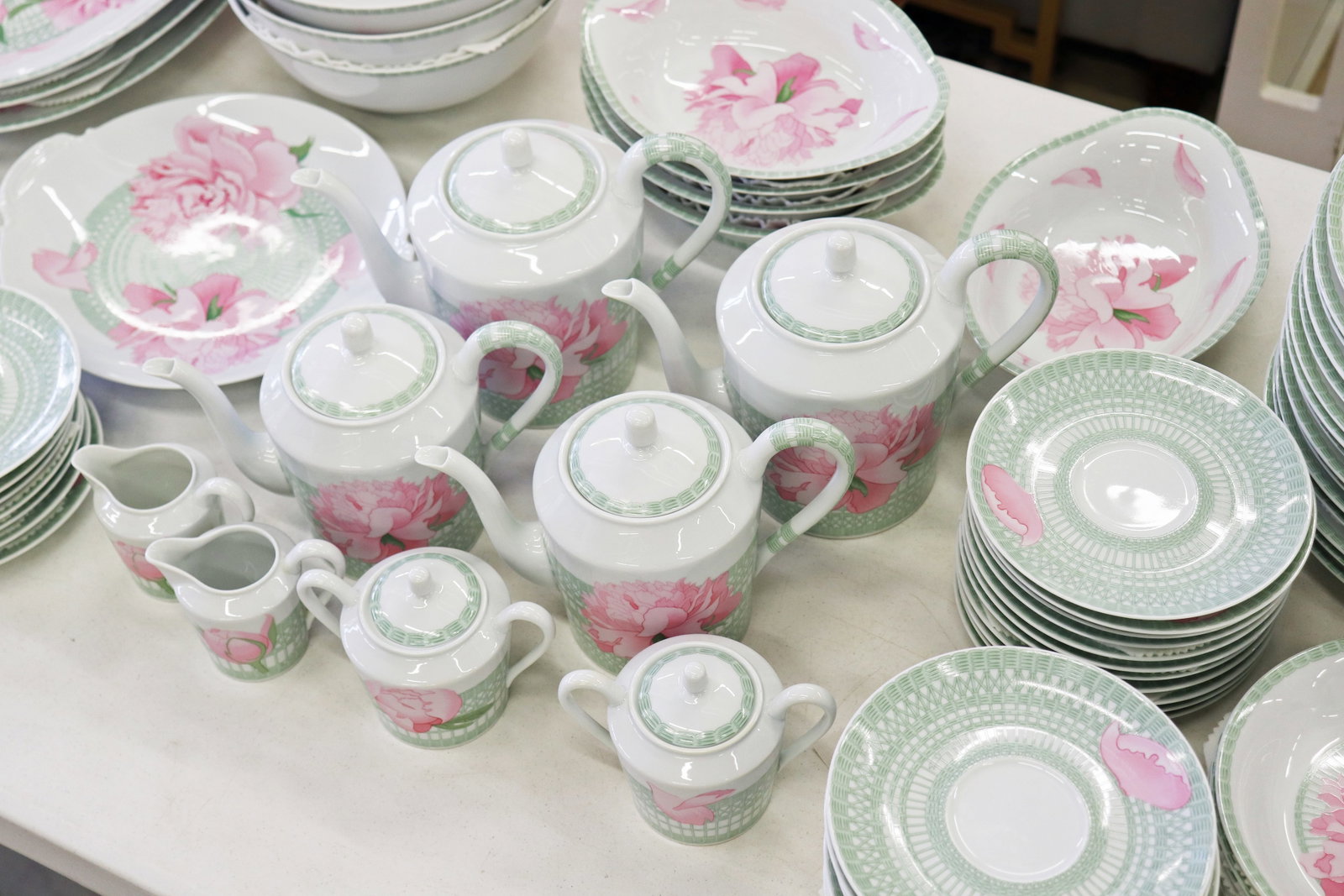 330+ PIECE HERMES LES PIVOINES PATTERN CHINA SET - 4