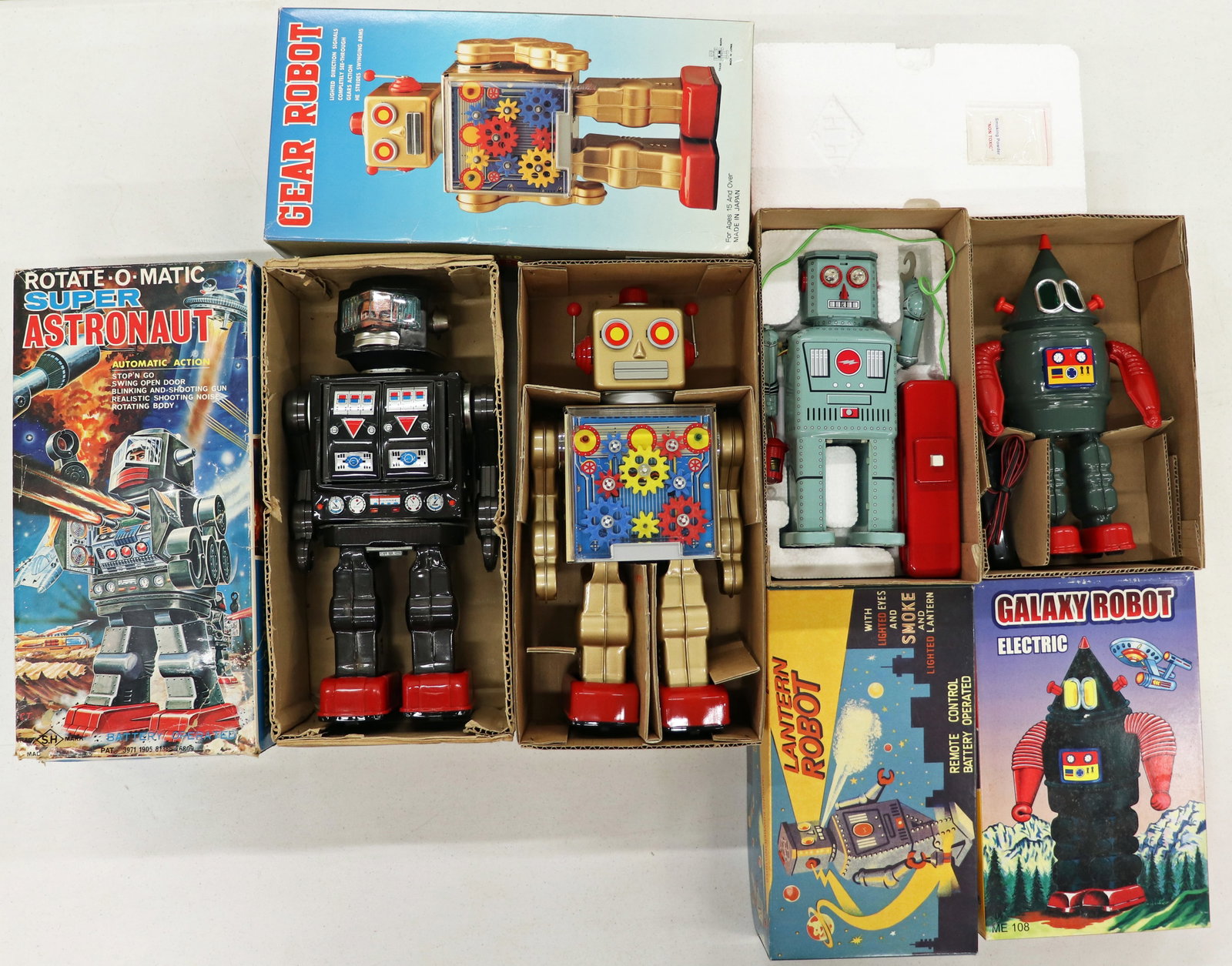 (4) BATTERY OPERATED VINTAGE TIN TOY ROBOTS (1 of 3)