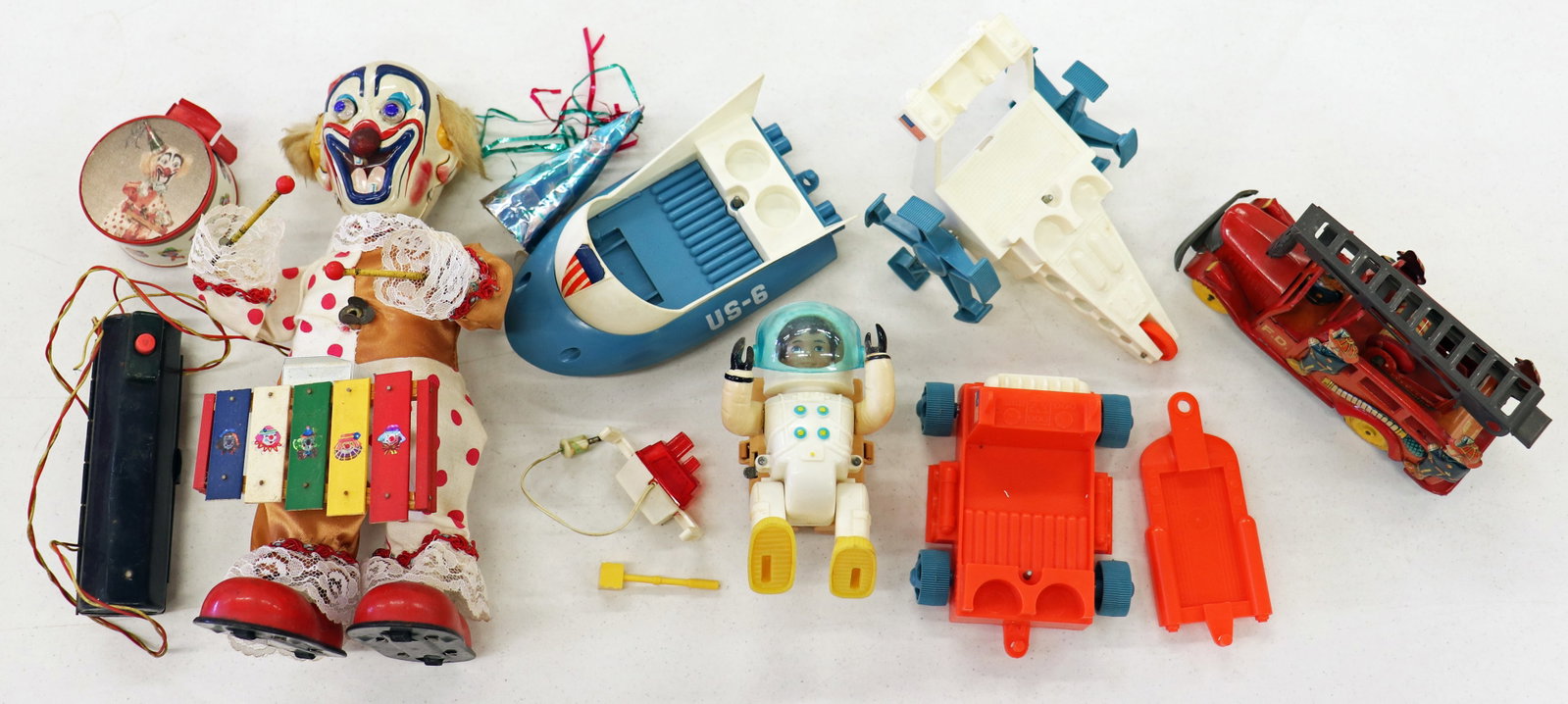 3 VINTAGE TOYS TIN FIRETRUCK, ROBOT & BLINKY CLOWN (1 of 3)