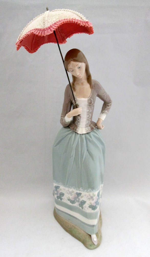 LLADRO WOMAN WITH UMBRELLA