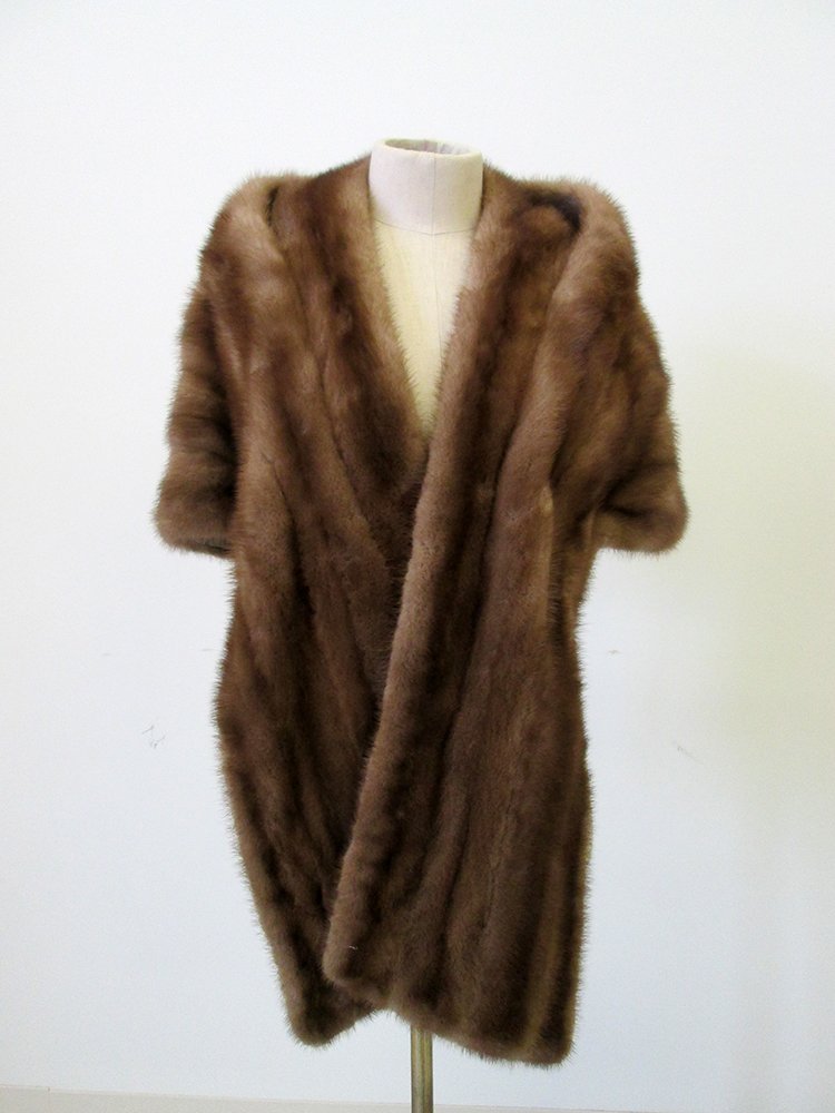 VINTAGE MINK STOLE: Nice soft fur stole. 16 1/2" long.