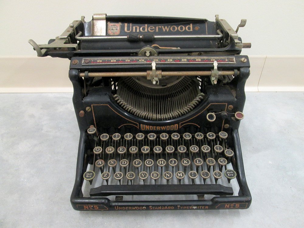 ANTIQUE UNDERWOOD TYPEWRITER: Black Underwood Number 5 Typewriter.