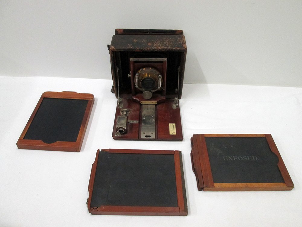 SCOVILL SOLOGRAPH FOLDING CAMERA: Unicum lens and extending bellows. Includes several slides.