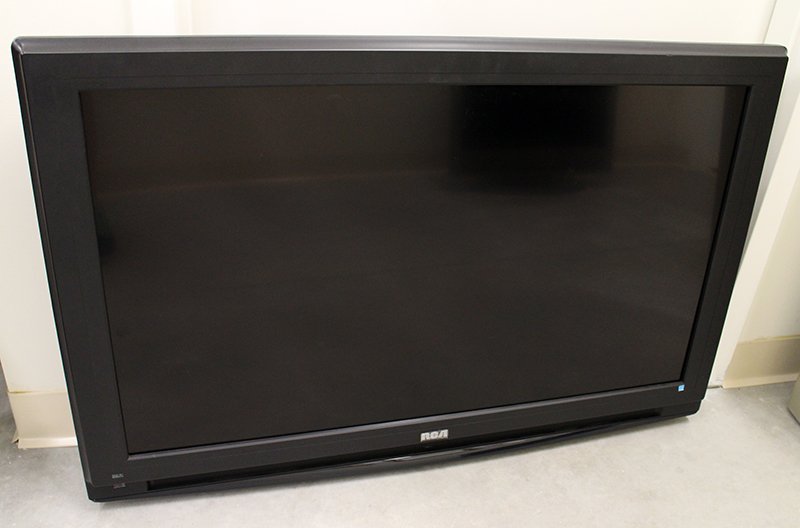 RCA FLAT SCREEN TV: 30" RCA flat screen TV. Does not have stand, could be wall mounted.