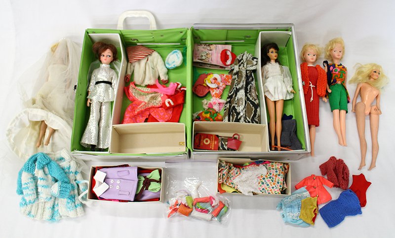 VINTAGE BARBIE DOLLS & CASE: 1964 Blonde Ponytail Barbie (laceration to back of head), 1967 Twist & Turn, Sindy dolls from Hong Kong, Barbie and Sindy clothing and 1965 Barbie & Francie doll trunk.