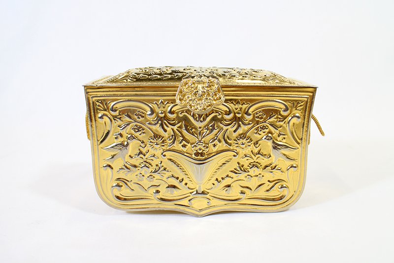 VINTAGE JUDITH LEIBER GOLD CLUTCH PURSE: Vintage handbag with gold liner and Judith Leiber label. Gold tassel chain strap. Purse measures 6" x 4" x 2 1/4".