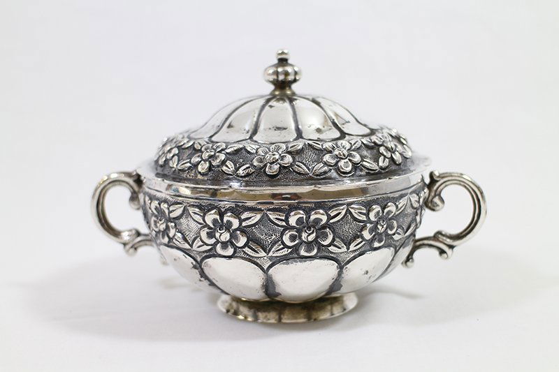 MEXICAN 900 SILVER LIDDED BOWL: Doubled handled Mexican 900 silver lidded sugar bowl or candy dish with raised flower design. Measures 3 3/4" tall 6" wide and weighs 7.85 OZT.