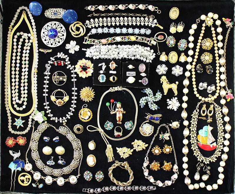 VINTAGE SIGNED COSTUME JEWELRY: Collection of signed costume jewelry to include Boucher, Beau Sterling, Coro, Lisner, Vogue, JBK, Money, Brighton, Rakula, Ortak, Musi, Napier, Trifari, Kafin, Hollycraft, D'Or, Sarah Coventry, Erwin