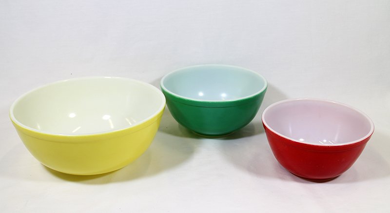 VINTAGE MID CENTURY PYREX MIXING BOWLS: Set of 3 Vintage 400 series Mid Century Pyrex colored mixing bowls. Red, green, and yellow.