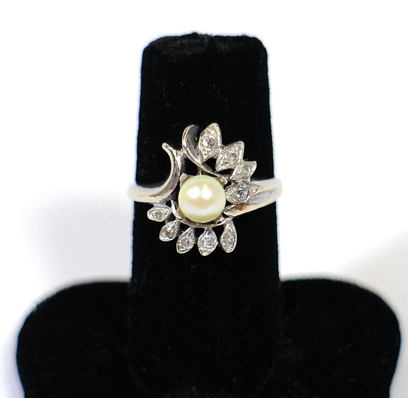 VINTAGE 14K PEARL & DIAMOND RING: 14K white gold 8mm pearl with diamond accents. Size 6 1/2. Weighs 5.3 grams.